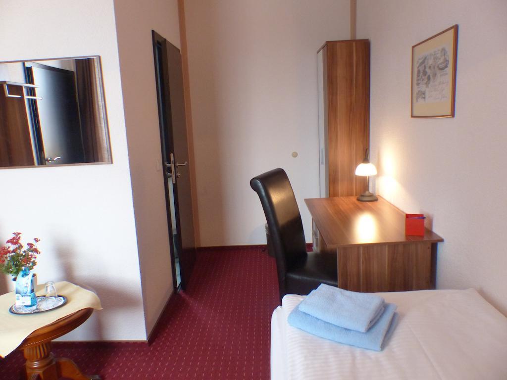 Hotel Friedchen Mit Eigener Fleischerei Artern Bilik gambar