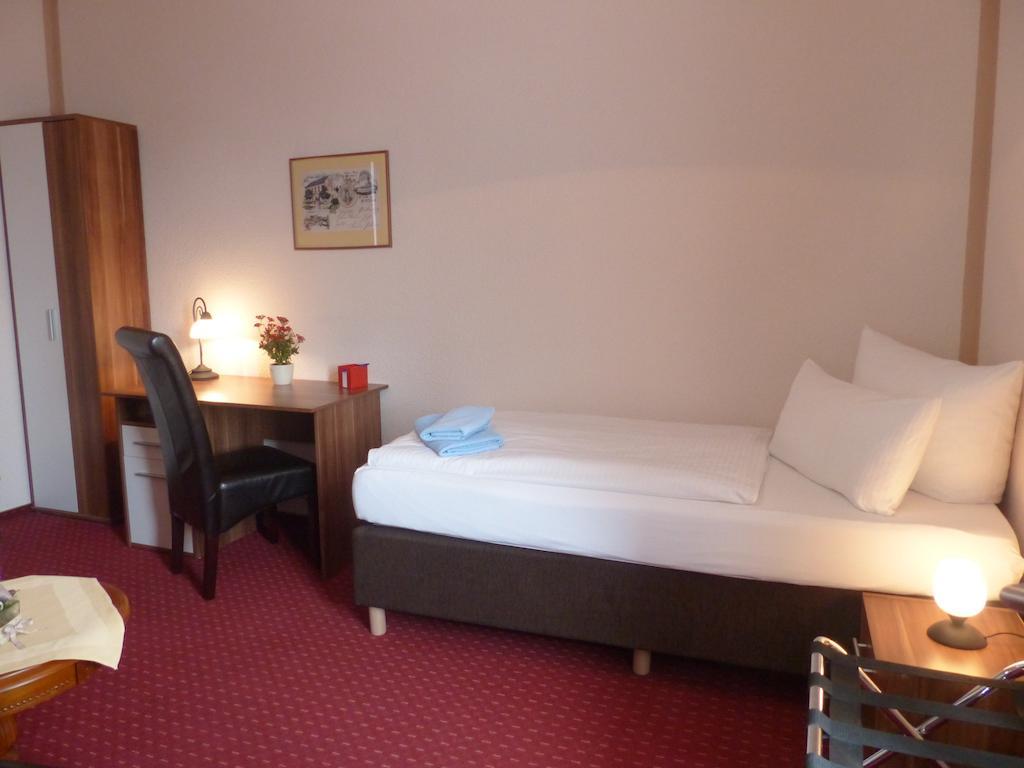 Hotel Friedchen Mit Eigener Fleischerei Artern Bilik gambar